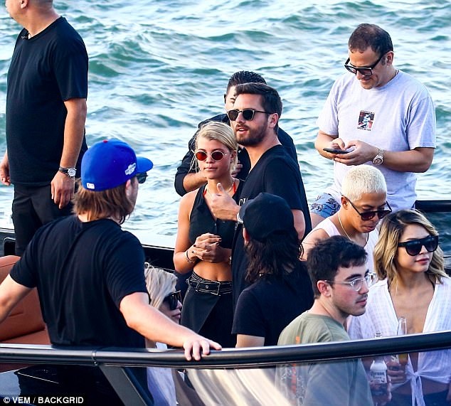 
Bạn bè nói Sofia Richie mê đắm Scott Disick vì được bạn trai cưng chiều hết mực
