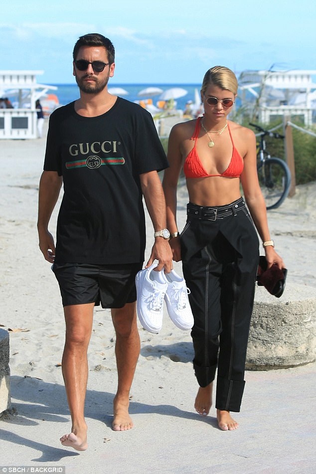 
Scott Disick thường xuyên đưa bạn gái đi mua sắm hàng hiệu và cư xử rất ga lăng
