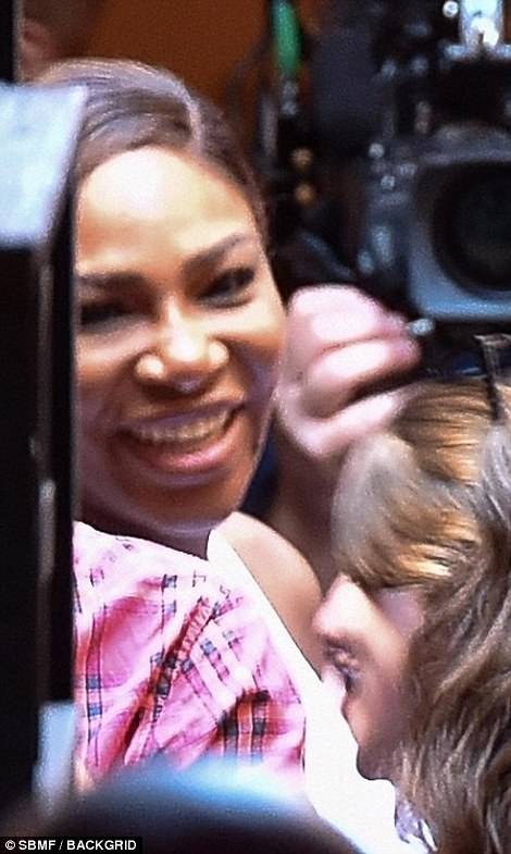 Ảnh cưới đẹp như mơ của Serena Williams - 8
Serena rạng rỡ khi đón tiếp bạn bè trong tiệc cưới tại khách sạn Ace