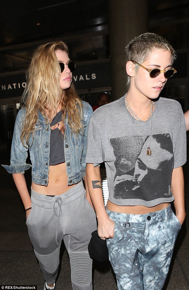 Thiên thần nội y đồng tính khoe dáng bốc lửa - 9
Stella Maxwell bên bạn gái Kristen Stewart