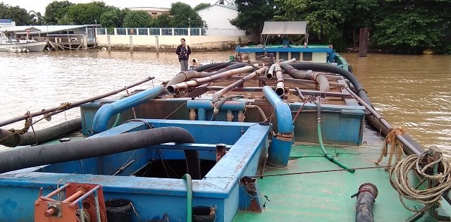 Sà lan trong tải 300 tấn khai thác cát trái phép vừa bị lập biên bản xử lý trong ngày 8/6