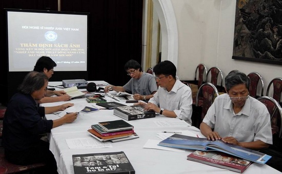 Thu hồi 35 cuốn sách ảnh “Vẻ đẹp đất nước đổi mới” sau lùm xùm - 1 Hội đồng Xét trao giải thưởng và triển lãm ảnh nghệ thuật Tổng kết 30 năm đổi mới (Giai đoạn 1986-2016) “Nhiếp ảnh nghệ thuật đồng hành cùng đất nước 30 năm đổi mới” được tiến hành. Ảnh: Vapa.