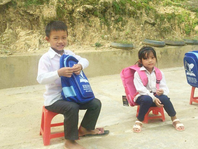 Chàng du học sinh đưa sách về vùng lũ quét - 4 Niềm vui của những em nhỏ vùng lũ quét Tà Cạ (Kỳ Sơn, Nghệ An) khi được nhận sách vở, cặp mới đầu năm học