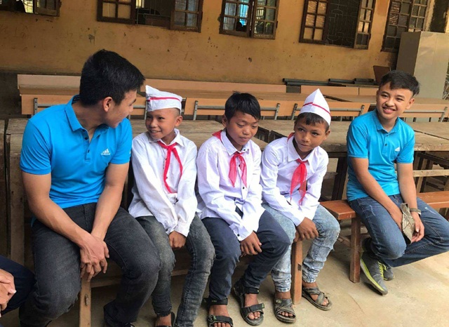 Chàng du học sinh đưa sách về vùng lũ quét - 5 Đưa sách lên vùng cao, các bạn trẻ thành phố có những trải nghiệm về sự chia sẻ