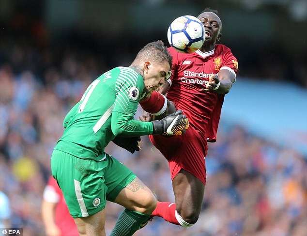 Sadio Mane đã có tình huống đạp thẳng vào mặt thủ thành Ederson