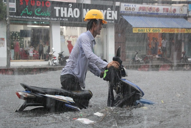 Người dân “vượt lũ” trên phố Hà Nội, “quái vật” khổng lồ xuyên lòng đất Sài Gòn - 6 Chiều 21/6, một cơn mưa như trút nước đã dội xuống TPHCM khiến nhiều tuyến đường, khu dân cư… tại các quận 2, 7, 8, Bình Thạnh, Thủ Đức… bị ngập sâu. (Ảnh: Đình Thảo)