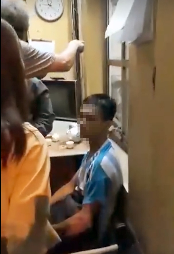 Hà Nội: Nam thanh niên bị nghi sàm sỡ nữ sinh trong ký túc xá - 1 Nam thanh niên bị nghi sàm sỡ nữ sinh trong KTX trường Đại học Kinh tế quốc dân.