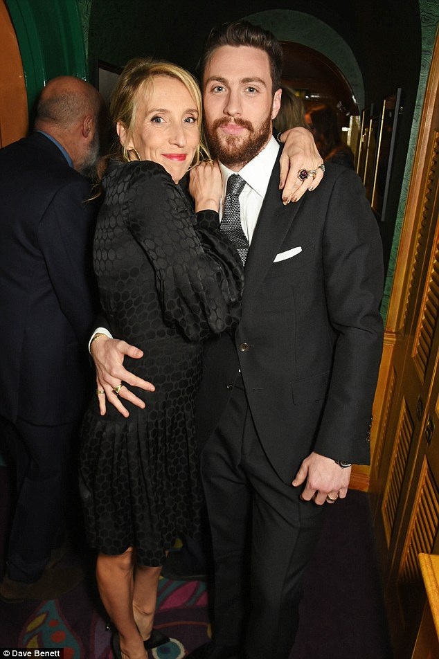 Nữ đạo diễn 49 tuổi hạnh phúc bên chồng 9X - 1
Sam Taylor-Johnson - đạo diễn phim 50 sắc thái hạnh phúc sánh đôi chồng kém 23 tuổi dự tiệc của lễ trao giải BAFTA tổ chức tại London ngày 11/2 vừa qua