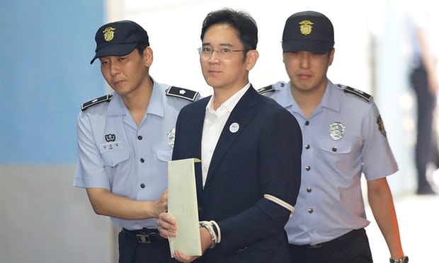 “Thái tử” Samsung bị kết án 5 năm tù - 1 Phó Chủ tịch Tập đoàn Samsung Lee Jae-yong bị áp giải tới tòa. (Ảnh: EPA)