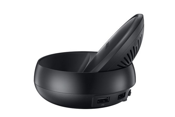Samsung giới thiệu phụ kiện biến Galaxy S8 thành máy tính cá nhân - 2 DeX có thiết kế như một chân đế đèn cầy và có thể trượt ra để gắn Galaxy S8 vào