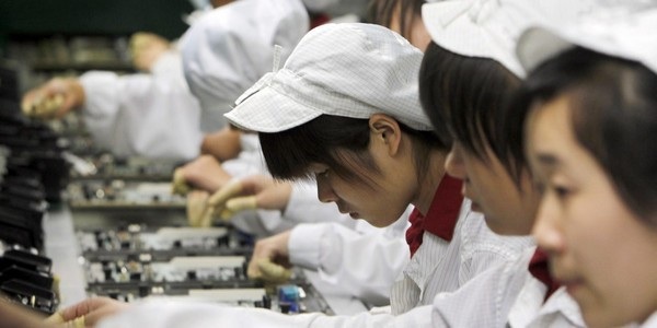 Học sinh trung học bị buộc làm thêm giờ để sản xuất đủ iPhone X cho Apple - 1 Nhiều học sinh bị buộc đến làm việc trong nhà máy lắp ráp iPhone X của Apple tại Trung Quốc, dù việc này không liên quan đến việc học của họ