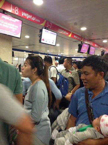 Cộng đồng mạng chia sẻ loạt ảnh hậu quả "xé lòng" của cơn bão số 10 - 14 Do ảnh hưởng của cơn bão, nhiều sân bay đã lâm vào tình trạng quá tải, khiến hành khách mắc kẹt trong nhiều tiếng đồng hồ.