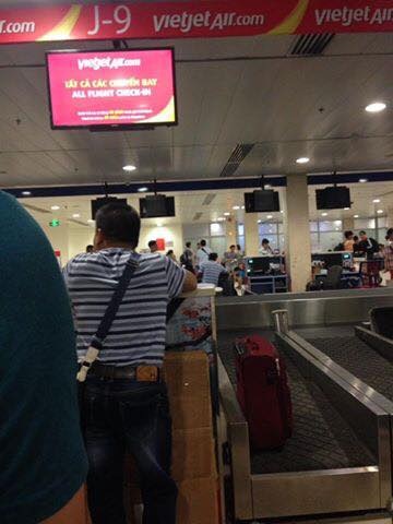 Cộng đồng mạng chia sẻ loạt ảnh hậu quả "xé lòng" của cơn bão số 10 - 15 Nhiều chuyến bay cũng bị hủy do điều kiện thời tiết không đảm bảo.