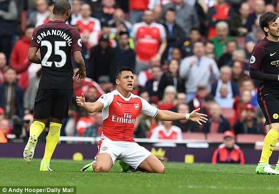 Arsenal 2-2 Man City: Chia điểm, ghìm chân nhau - 2
Sanchez đòi trọng tài phạt thẻ đối phương sau khi bị cản ngã