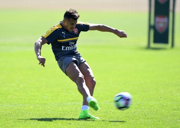 
Sanchez sút bóng trong buổi tập ngày hôm qua (9.4)
