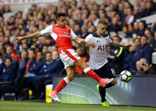 Tottenham 2-0 Arsenal: Dấu ấn của Alli và Kane - 4
Sanchez (trái) ngăn cản tình huống dâng cao tấn công của Tripper (phải)