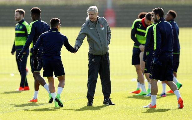 Alexis Sanchez bắt tay “làm hòa” với HLV Wenger - 1 Alexis Sanchez bắt tay “làm hòa” với HLV Wenger - 1