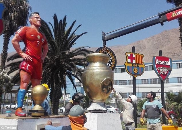 Alexis Sanchez được dựng tượng ở quê nhà - 2 Bức tượng của Sanchez khá giống với cầu thủ này