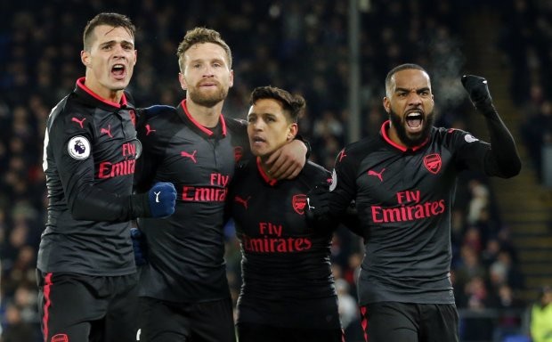 Đồng đội không thèm ăn mừng, Sanchez đang bị cô lập ở Arsenal? - 1 Ngay cả khi Sanchez gọi lại cũng không nhiều đồng đội tới chia vui cùng cầu thủ này