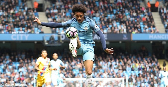 Man City 5-0 Crystal Palace: Hiệp hai tưng bừng - 4
Sane (giữa) thi đấu năng nổ bên hàng lang cánh trái của Man City trong hiệp 1, nhưng dứt điểm thì không hiệu quả