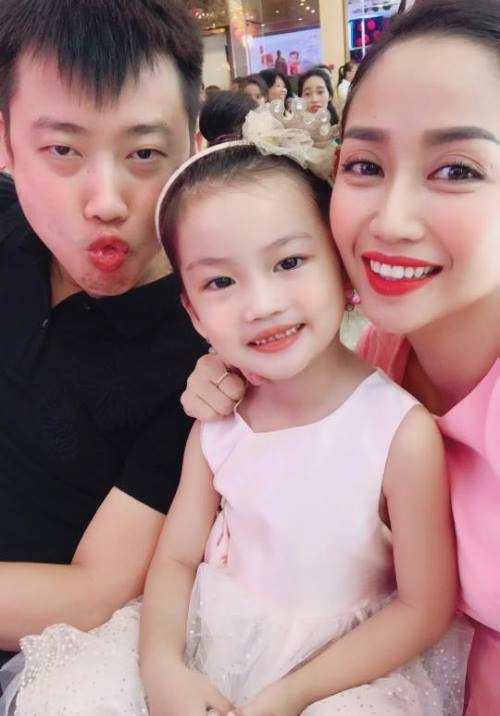 Quách Ngọc Ngoan khoe mặt mộc của người tình đại gia - 11 Ốc Thanh Vân hạnh phúc bên chồng và con gái