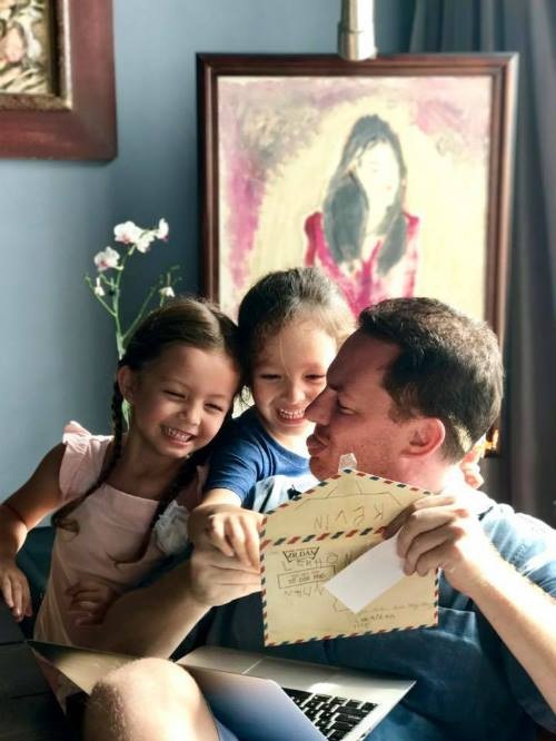 Quách Ngọc Ngoan khoe mặt mộc của người tình đại gia - 13 Cô Bống Hồng Nhung tự hào khoe khoảnh khắc hai bé Tôm - Tép gửi thư tay cho bố. Gia đình nữ ca sĩ vô cùng hạnh phúc khi bên nhau.