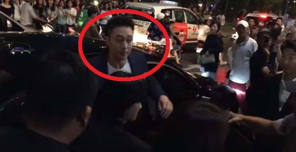 Ý thức của nhiều sao Việt trong buổi gặp gỡ nam diễn viên Hàn Quốc So Ji Sub khiến nhiều người trong đó có người mẫu Trần Hiền không khỏi ngán ngẩm. Ngoài những tiếng hò hét, nhốn nháo từ phía người hâm mộ, Trần Hiền phản ánh một thực tế là nhiều sao Việt góp phần khiến cho sự kiện này trở nên tan tác như chợ vỡ.