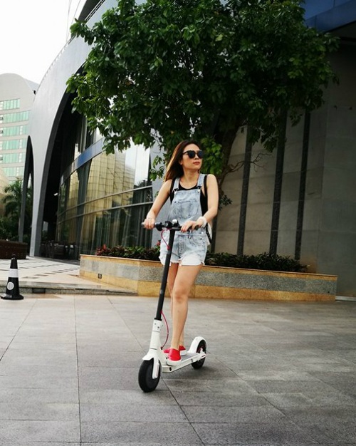 Mỹ Tâm xì-tin dạo phố; Angela Phương Trinh khoe vòng 3 bốc lửa - 1 Mỹ Tâm bất ngờ khoe phong cách xì tin khi diện quần yếm và đi xe scooter dạo phố.