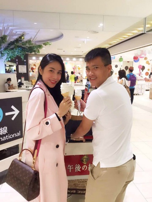 Mỹ Tâm xì-tin dạo phố; Angela Phương Trinh khoe vòng 3 bốc lửa - 8 Thuỷ Tiên khoe ảnh hai vợ chồng hẹn hò đi ăn kem như thời mới yêu. Nữ ca sĩ chia sẻ trạng thái vui vẻ: Truyền thuyết kể rằng, tháng cô hồn ăn kem cùng người mình yêu sẽ giải xui và may mắn cả tháng. Mình nhận kem trước mà 30 giây sau đã có sự khác biệt kích thước đáng kể.