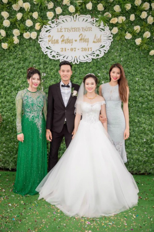 Mỹ Tâm xì-tin dạo phố; Angela Phương Trinh khoe vòng 3 bốc lửa - 13 Phạm Hương chia sẻ hạnh phúc trong ngày cưới của em trai, hôn lễ được tổ chức trước khi ba Phạm Hương qua đời. Cô viết: Sẽ cùng nhau sống thật tốt vì cha nhé... Cả nhà nhớ cha rất nhiều.