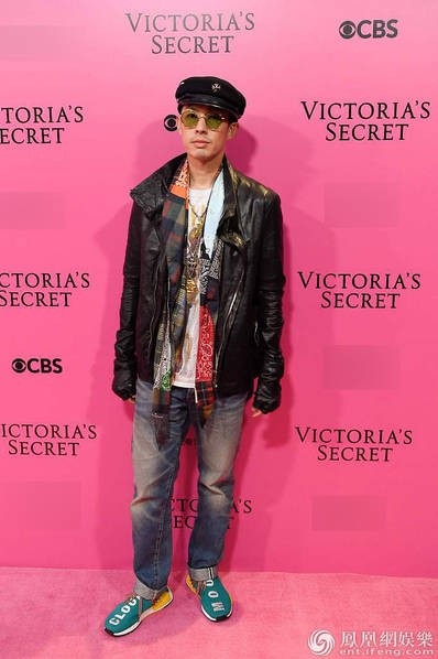 Đạo diễn Trương Nghệ Mưu đưa vợ đi xem show Victoria's Secret - 18
Ca sĩ kiêm diễn viên Ngô Kiến Hào, thành viên của nhóm F4