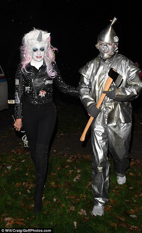 Nghẹt thở với màn khoe ngực của sao trong đêm Halloween - 44
Thật khó nhận ra Holly Willoughby và chồng cô - Dan Baldwin trong bộ trang phục này!