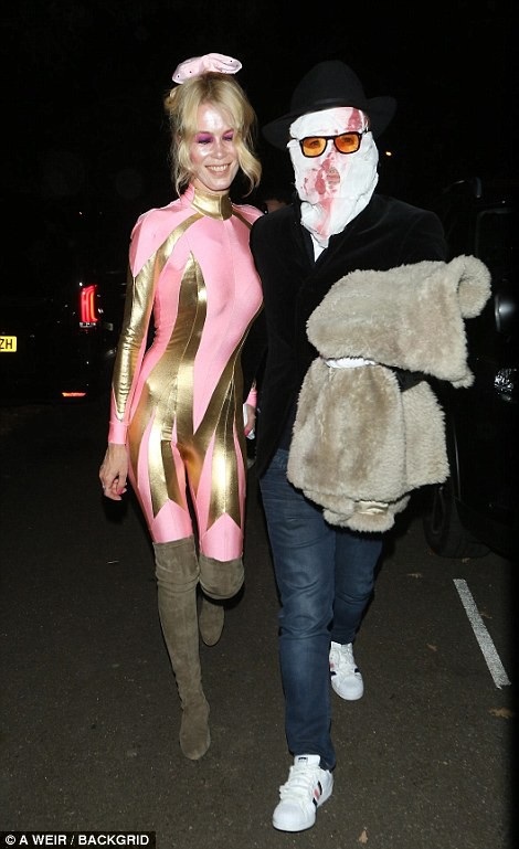 Nghẹt thở với màn khoe ngực của sao trong đêm Halloween - 43
Claudia Schiffer đi cùng chồng, Matthew Vaughn, tới bữa tiệc Halloween.