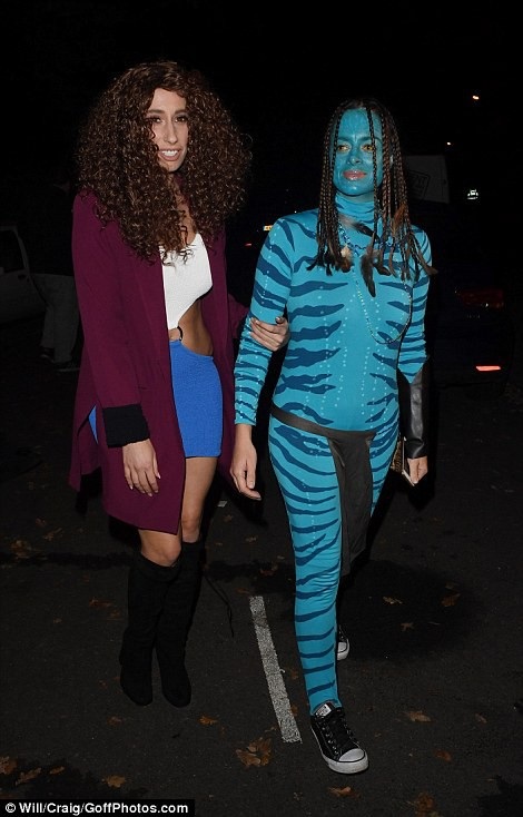 Nghẹt thở với màn khoe ngực của sao trong đêm Halloween - 40
Stacey Solomon (phải) lấy cảm hứng nhân vật nữ chính trong bộ phim Avatar cho bộ trang phục hóa trang của mình.