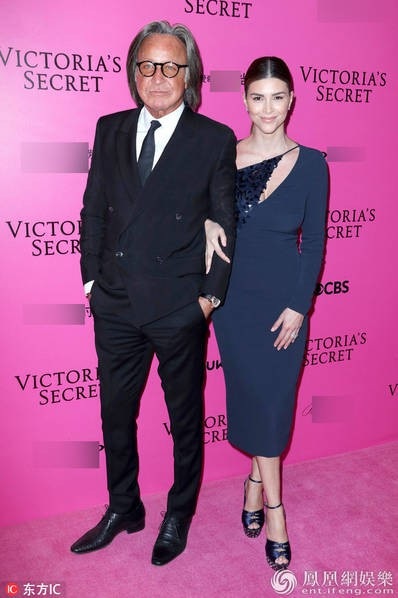 Đạo diễn Trương Nghệ Mưu đưa vợ đi xem show Victoria's Secret - 11
Mohamed Hadid và Shiva Safai