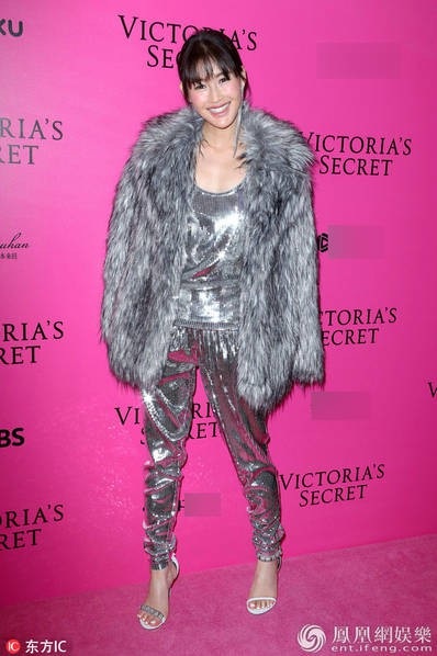 Đạo diễn Trương Nghệ Mưu đưa vợ đi xem show Victoria's Secret - 10 Đạo diễn Trương Nghệ Mưu đưa vợ đi xem show Victoria's Secret - 10