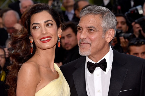 Những “sao” chậm trễ chuyện sinh con - 1
Tài tử điển trai George Clooney từng kết hôn với Talia Balsam vào năm 1989 và ly dị năm 1993, sau đó ông hẹn hò hàng loạt người đẹp gợi cảm khác nhưng không bao giờ muốn lên chức cha. Tới khi kết hôn với nữ luật sư Amal Alamuddin thì ông mới thay đổi quan điểm sống bởi quá yêu thương và ngưỡng mộ người vợ tài giỏi của mình. Amal Alamuddin đang mang thai song sinh 1 trai, 1 gái và cuối năm nay khi George Clooney 56 tuổi - ông sẽ chính thức được làm bố!