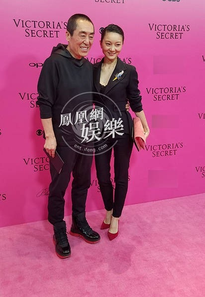 Đạo diễn Trương Nghệ Mưu đưa vợ đi xem show Victoria's Secret - 1
Đạo diễn Trương Nghệ Mưu đưa vợ trẻ đi xem show diễn của Victorias Secret. Mọi sự quan tâm đổ dồn về phía cặp đôi bởi đây là lần đầu tiên đạo diễn danh tiếng của Trung Quốc đưa bà xã tới một sự kiện của làng giải trí kể từ khi hai người kết hôn.