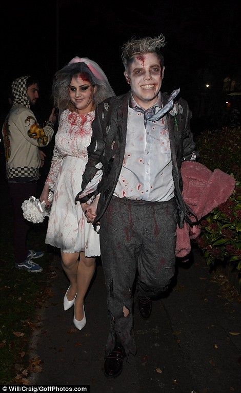 Nghẹt thở với màn khoe ngực của sao trong đêm Halloween - 35
Những bộ trang phục theo trường phái kinh dị cũng được nhiều ngôi sao lựa chọn cho đêm Halloween.