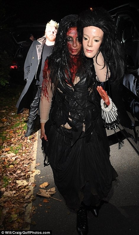 Nghẹt thở với màn khoe ngực của sao trong đêm Halloween - 29 Nghẹt thở với màn khoe ngực của sao trong đêm Halloween - 29