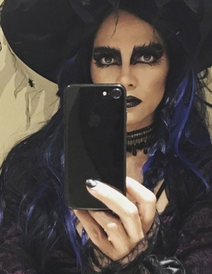 Nghẹt thở với màn khoe ngực của sao trong đêm Halloween - 12 Nghẹt thở với màn khoe ngực của sao trong đêm Halloween - 12