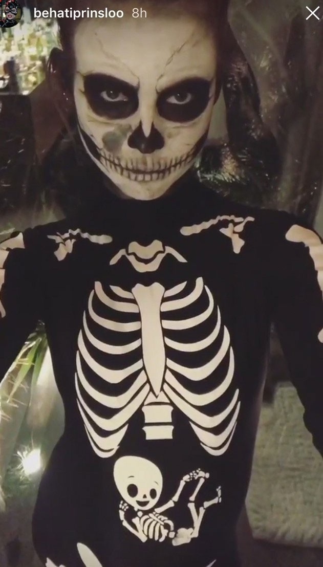 Nghẹt thở với màn khoe ngực của sao trong đêm Halloween - 28
Siêu mẫu Behati Prinsloo, vợ của Adam Levin, tự biến mình thành bộ xương di động.