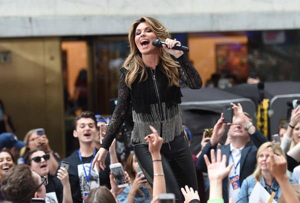 
Shania Twain (ảnh chụp cuối tháng 6/2017) vẫn tràn đầy năng lượng trong mỗi buổi diễn lớn nhỏ gần đây. Diva của dòng nhạc đồng quê đã bước qua tuổi 52 và vẫn sở hữu ngoại hình hoàn hảo. Nữ ca sỹ nổi tiếng với bản hit From This Moment On cho biết, cô có chế độ ăn uống kiêng khem cẩn thận từ hàng chục năm nay, thực đơn của cô là các loại hat, rau củ quả. Tôi ăn chay hoàn toàn và cắt bỏ tinh bột, diva xinh đẹp nói. Ngoài ra cô còn dùng các loại kem dưỡng da đều đặn mỗi ngày
