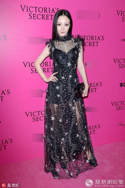 Đạo diễn Trương Nghệ Mưu đưa vợ đi xem show Victoria's Secret - 8
Nữ diễn viên Lý Tiểu Lộ