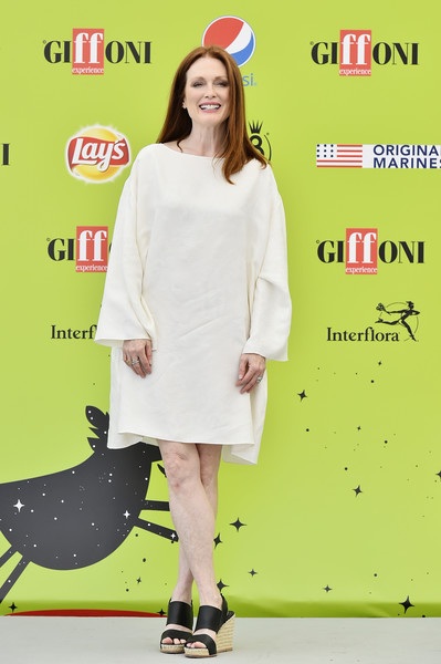 
Thật khó tin Julianne Moore đã bước qua tuổi 57 khi ngắm những hình ảnh mới của cô. Nữ minh tinh từng giành giải Oscar này luôn xuất hiện với vẻ ngoài hoàn hảo và lôi cuốn trong mỗi sự kiện. Julianne Moore tiết lộ, cô chăm sóc da cẩn thận, hiếm khi ra biển phơi nắng, luôn luôn thoa kem chống nắng cẩn trọng mỗi khi ra phố. Người đẹp của phim Crazy, Stupid, Love nói thêm, cô tin là tuổi nào cũng có vẻ đẹp riêng và không có ý định trẻ hóa bằng dao kéo thẩm mỹ.
