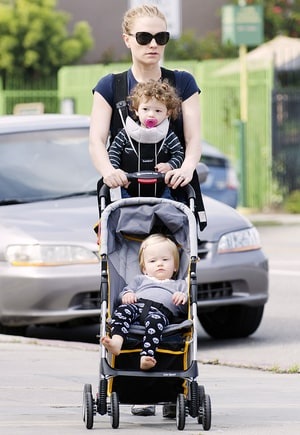 Những người đẹp Hollywood đẻ sinh đôi - 8
Ngôi sao từng giành giải Oscar năm 11 tuổi Anna Paquin kết hôn với bạn diễn cùng trong phim True Blood - Stephen Moyer vào năm 2010. 2 năm sau đó, cặp vợ chồng hạnh phúc chào đón 2 con sinh đôi - 1 trai, 1 gái - Charlie và Poppy.