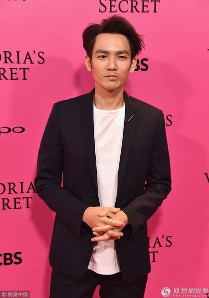 Đạo diễn Trương Nghệ Mưu đưa vợ đi xem show Victoria's Secret - 4
Nam thần Chung Hán Lương cũng không thể bỏ qua sự kiện đình đám này.