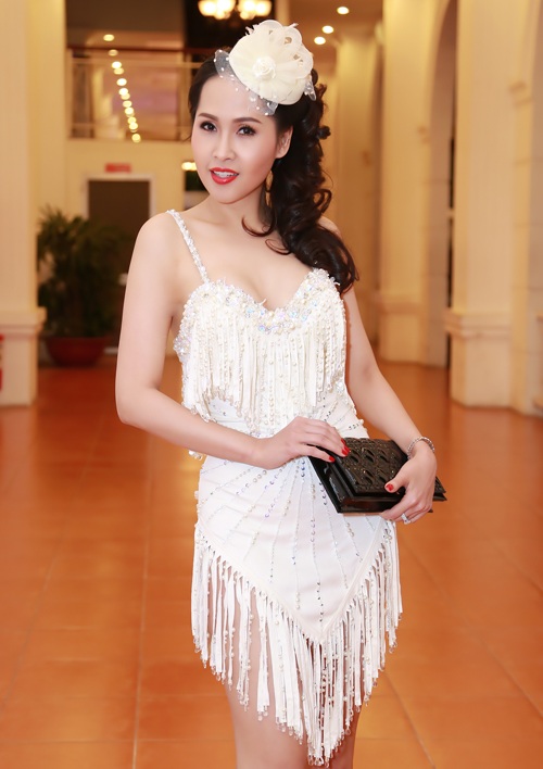 Phạm Hương, Hà Hồ mặc đẹp nhất tuần; Trà My Idol, Diễm My 9x lọt top sao mặc xấu - 11 “Gái nhảy” Minh Thư sến sẩm trong bộ cánh như xuất hiện từ những năm 2000. Chất liệu kém sang, cách đính kết vụng về là điểm trừ lớn của thiết kế này, không chỉ vậy, phần mũ “quý tộc” cũng không phù hợp và được mix vô cùng gượng ép.