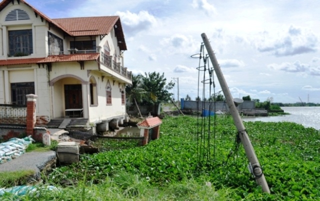 TPHCM đẩy nhanh tiến độ thi công các dự án chống sạt lở - 1 Hiện trường một vị trí sạt lở bờ sông tại phường Hiệp Bình Phước, quận Thủ Đức năm 2016