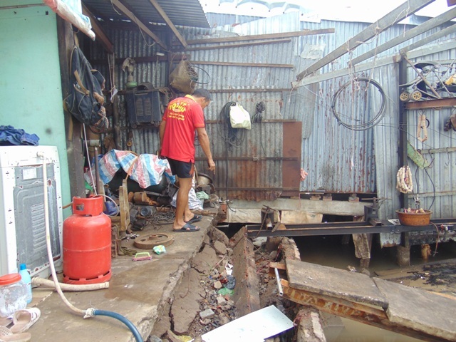 Vụ sạt lở đất xảy ra tại thị trấn Năm Căn (huyện Năm Căn, tỉnh Cà Mau) gây thiệt hại không nhỏ về tài sản khiến người dân ở đây đang mất ăn mất ngủ vì lo sạt lở sẽ tiếp tục xảy ra. (Ảnh: Huỳnh Hải)